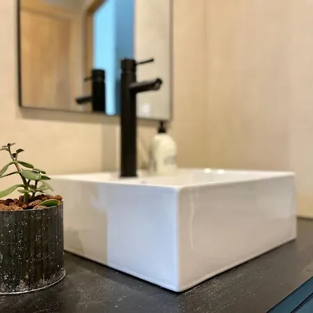 La Maison Rose - Cote Terre By Melrose Feriehus